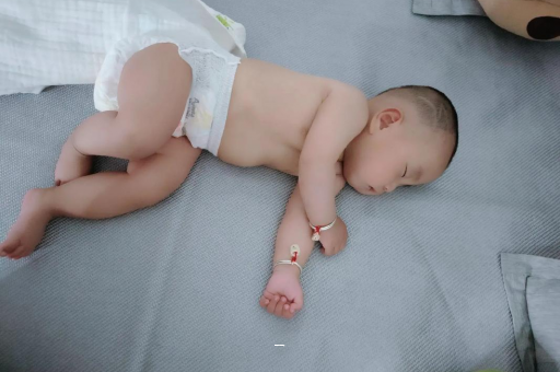 博罗宝宝脸上有白色斑块